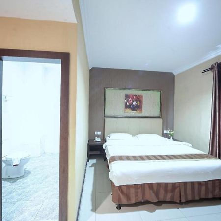 New Hollywood Hotel Pekanbaru Extérieur photo
