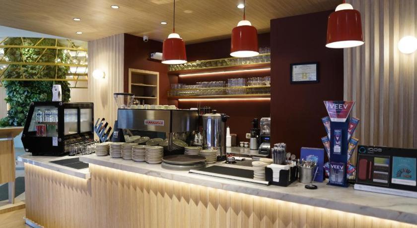 New Hollywood Hotel Pekanbaru Extérieur photo