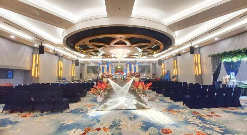 New Hollywood Hotel Pekanbaru Extérieur photo