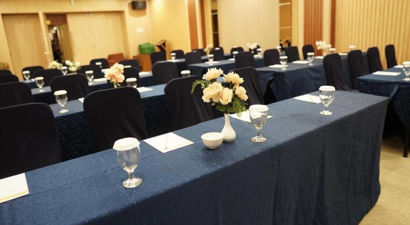 New Hollywood Hotel Pekanbaru Extérieur photo