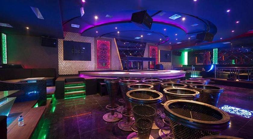 New Hollywood Hotel Pekanbaru Extérieur photo