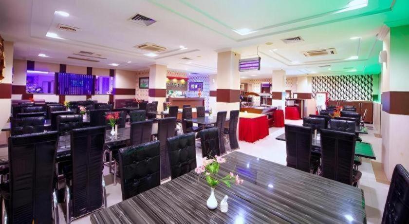 New Hollywood Hotel Pekanbaru Extérieur photo