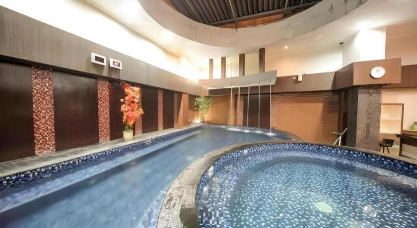 New Hollywood Hotel Pekanbaru Extérieur photo