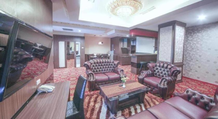 New Hollywood Hotel Pekanbaru Extérieur photo