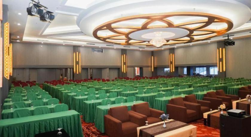 New Hollywood Hotel Pekanbaru Extérieur photo