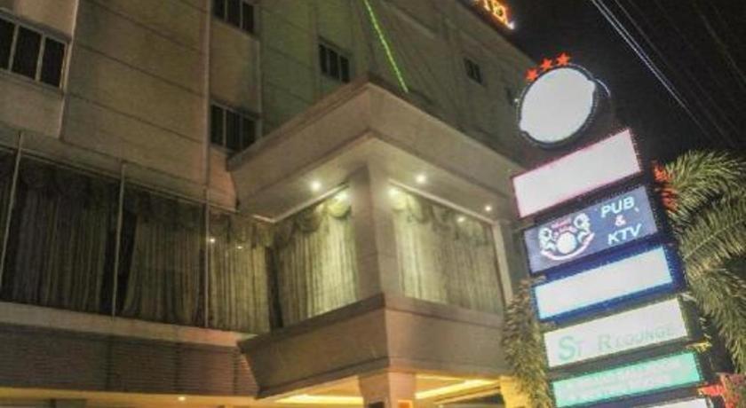 New Hollywood Hotel Pekanbaru Extérieur photo