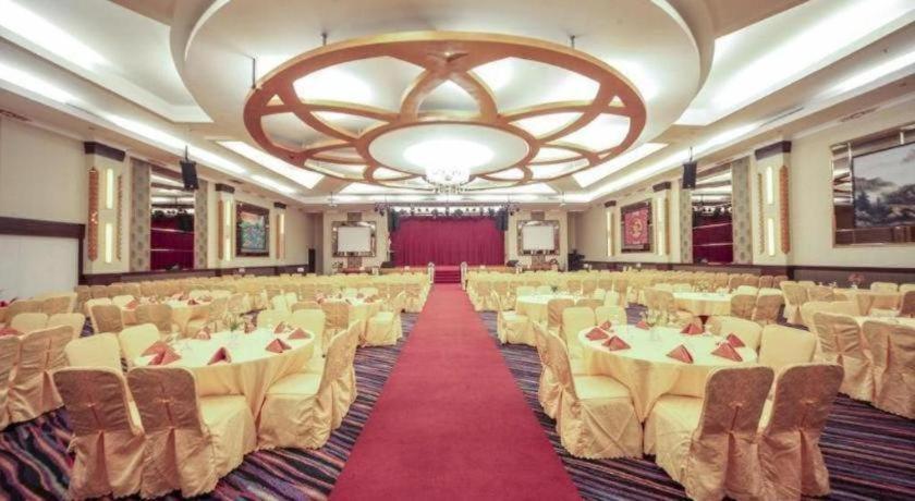 New Hollywood Hotel Pekanbaru Extérieur photo