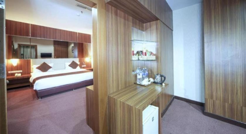 New Hollywood Hotel Pekanbaru Extérieur photo