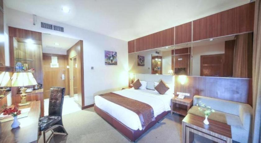 New Hollywood Hotel Pekanbaru Extérieur photo