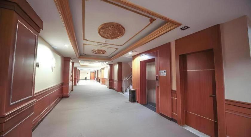 New Hollywood Hotel Pekanbaru Extérieur photo