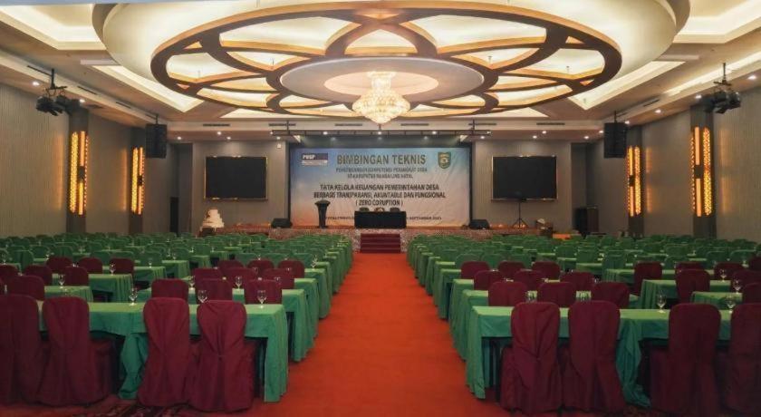 New Hollywood Hotel Pekanbaru Extérieur photo