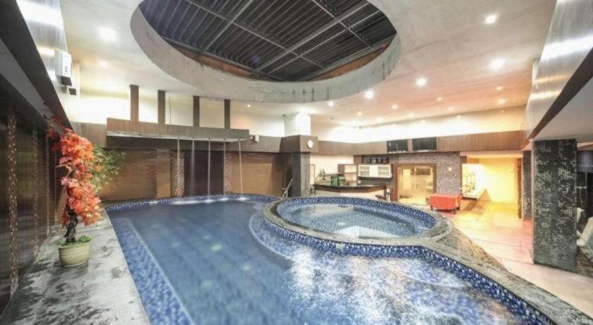 New Hollywood Hotel Pekanbaru Extérieur photo