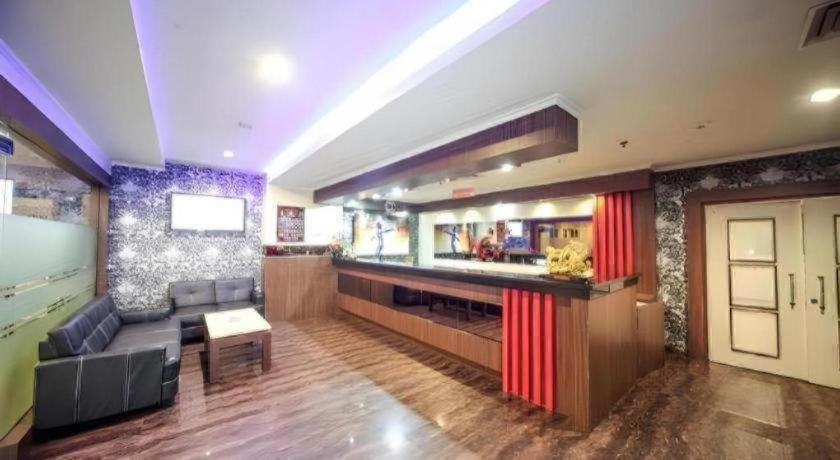 New Hollywood Hotel Pekanbaru Extérieur photo