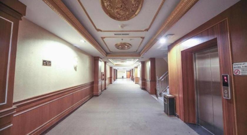New Hollywood Hotel Pekanbaru Extérieur photo