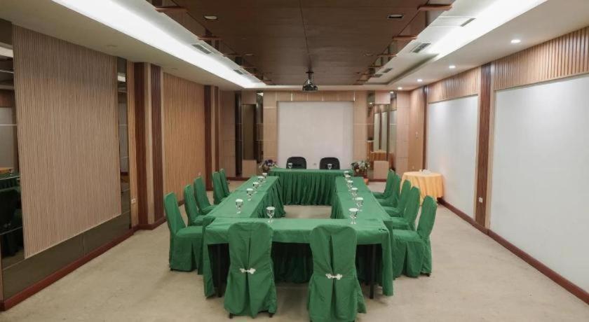New Hollywood Hotel Pekanbaru Extérieur photo