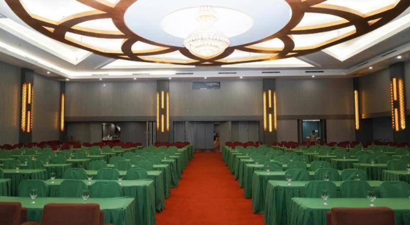 New Hollywood Hotel Pekanbaru Extérieur photo